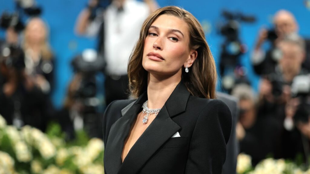 Hailey Bieber ofrece a los fanáticos una idea de su entrenamiento posparto después del primer cumpleaños de Jack