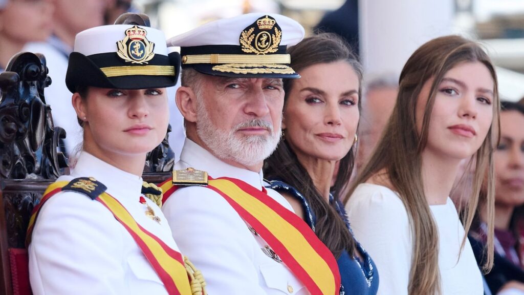 Princesa Leonor de España en la foto con toda la familia por primera vez en meses mientras completa el entrenamiento naval