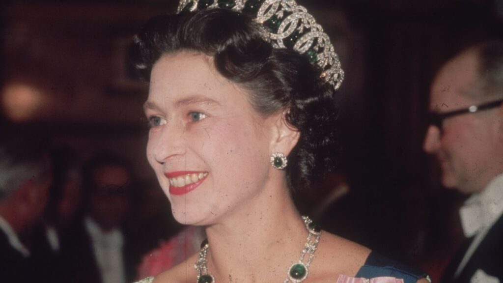 El legado de moda de la reina Isabel II celebrado en la exposición más grande en el Palacio de Buckingham