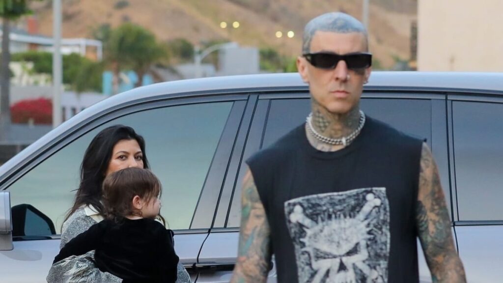 El hijo de Travis Barker y Kourtney Kardashian se mueve en el concierto final de Ozzy Osbourne El hijo de Travis Barker y Kourtney Kardashian se mueve en el concierto final de Ozzy Osbourne