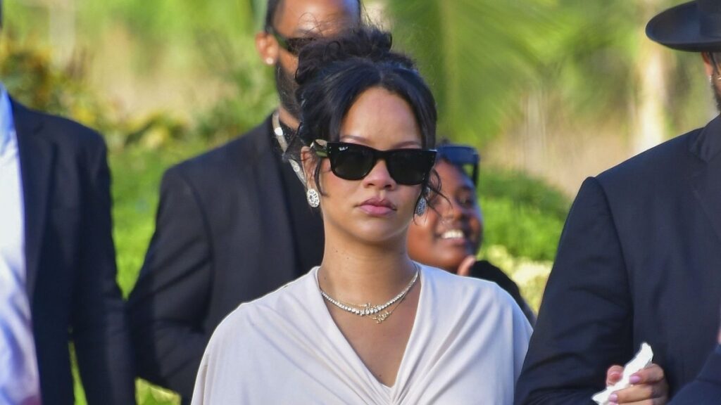 Rihanna regresa a Barbados para el funeral de su padre (fotos)