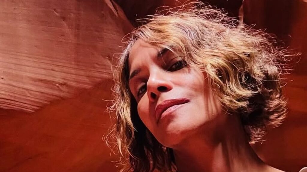 Halle Berry aturdimientos en un traje de baño negro en la épica American Southwest Trip