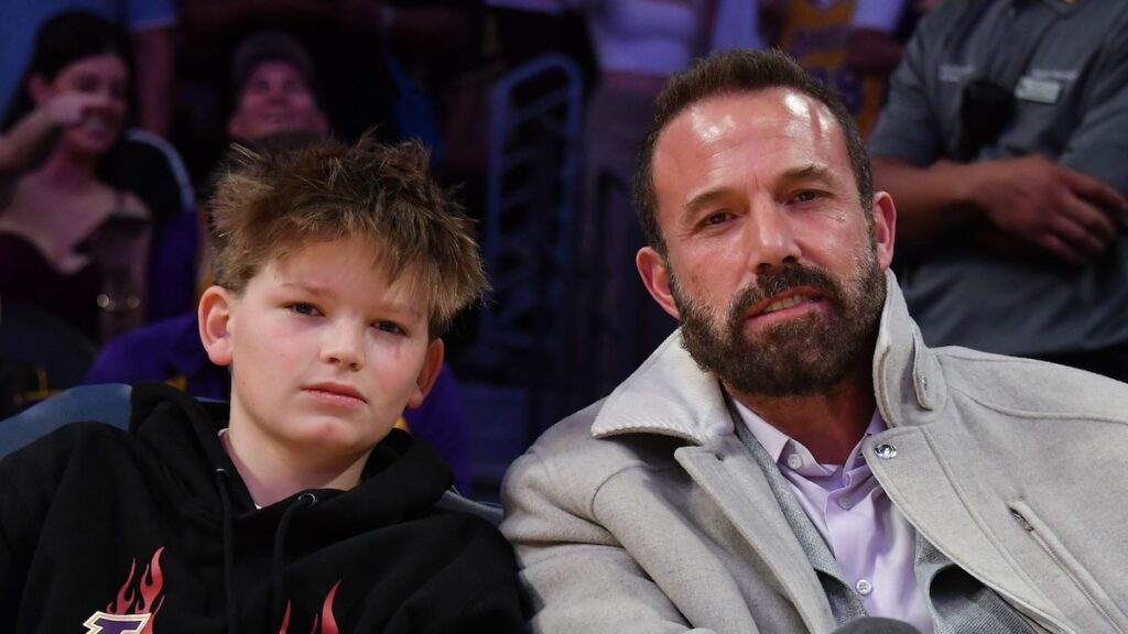 Ben Affleck y su hijo Samuel Twin en lindas miradas a juego durante la visita a la barbería