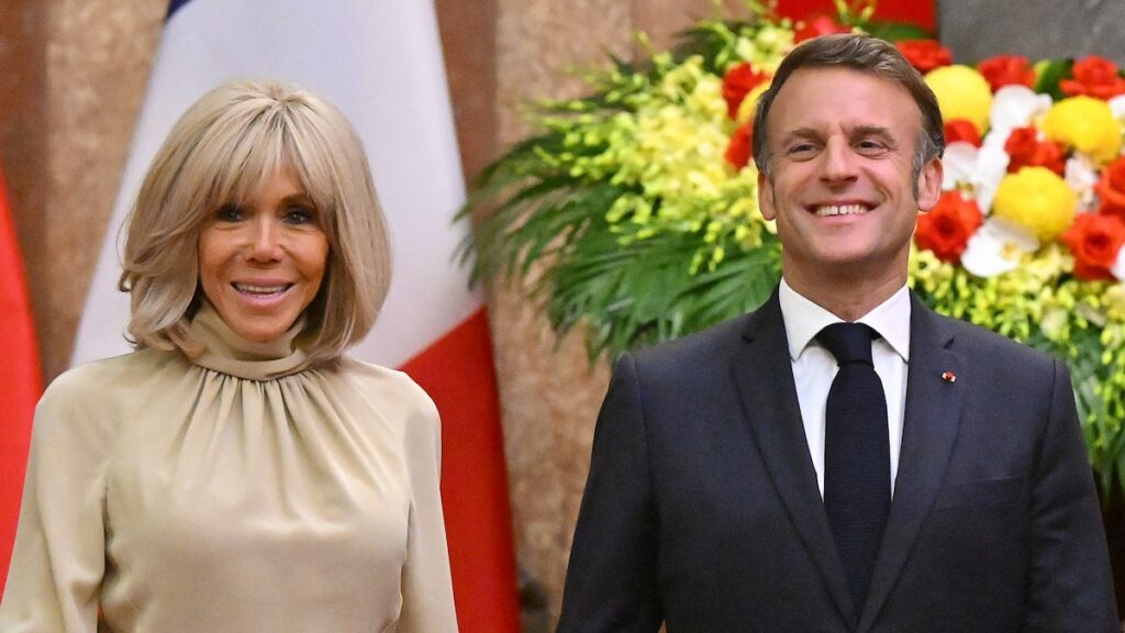 Emmanuel y Brigitte Macron causan un chapuzón en sus vacaciones familiares