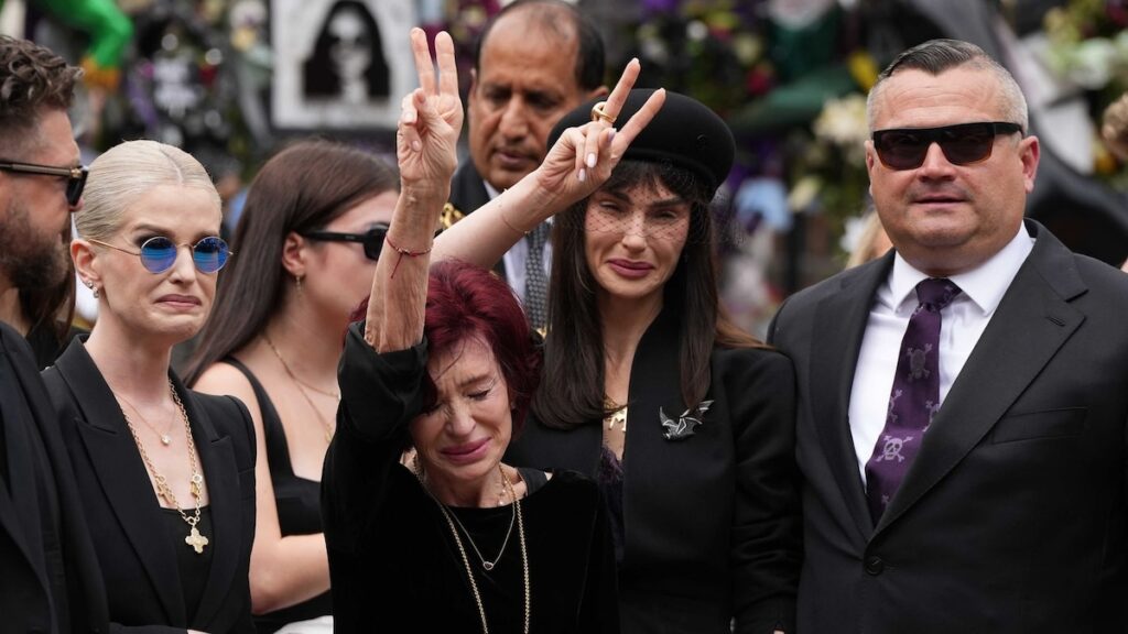 Cómo Sharon Osbourne y sus hijos rindieron homenaje a Ozzy con joyas significativas
