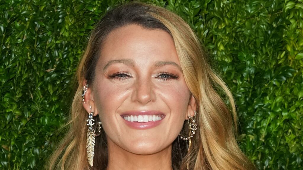 Blake Lively StriPoenas, un creador de contenido latino, para descubrir una supuesta campaña de manchas