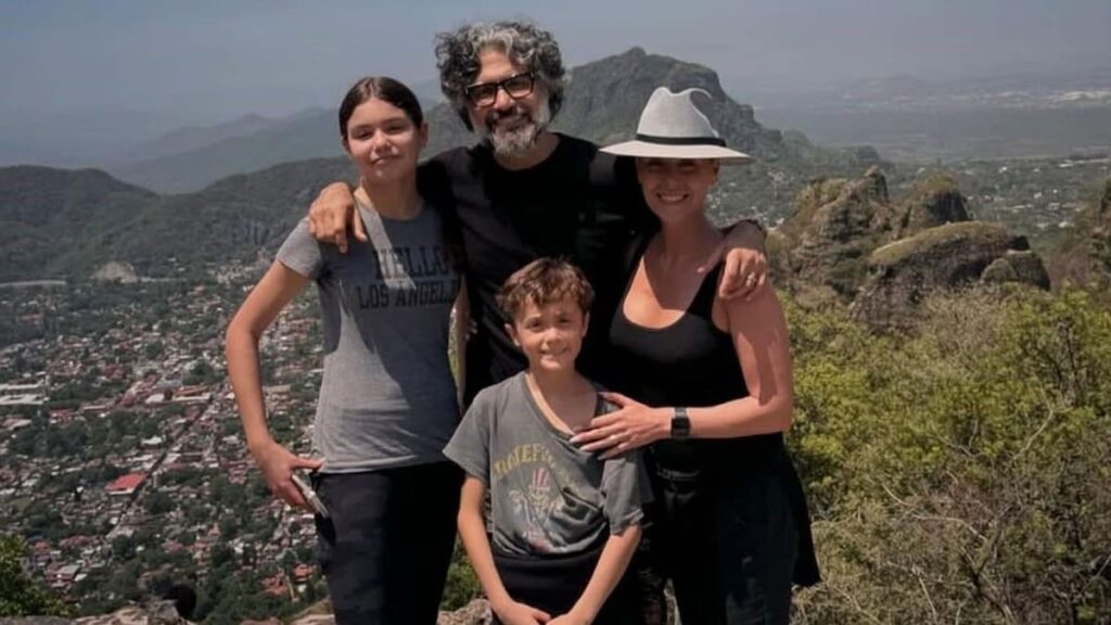 La foto familiar de 52 cumpleaños de Jaime Camil tiene a todos hablando