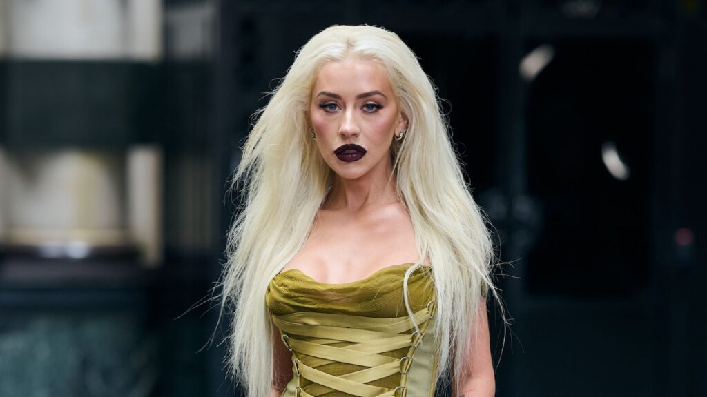 Christina Aguilera revive el vestido de Versace vintage por primera vez en 22 años