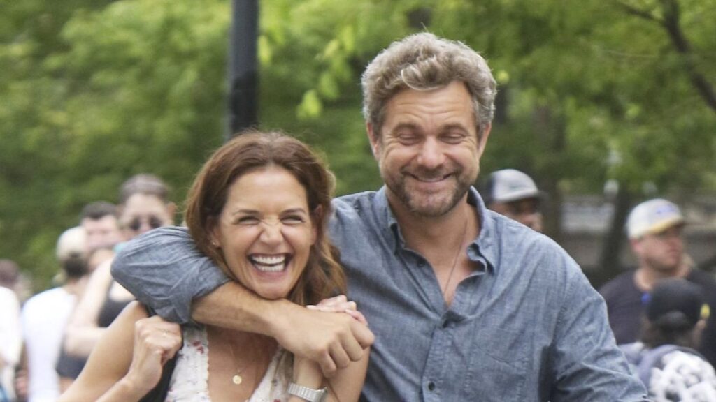 Katie Holmes y Joshua Jackson se reúnen en el set con Snuggles y un cochecito de bebé Katie Holmes y Joshua Jackson se reúnen en el set con Snuggles y un cochecito de bebé