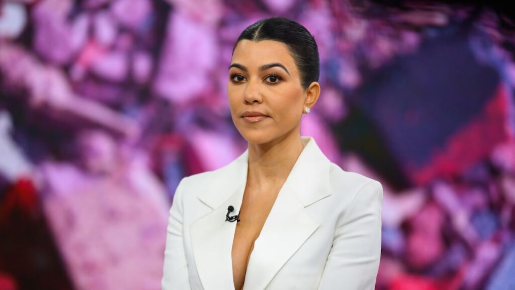 Kourtney Kardashian lucha contra la especulación del embarazo mientras los fanáticos critican su cuerpo