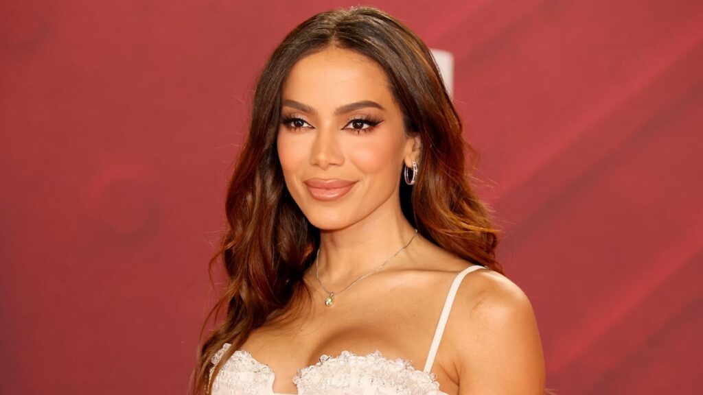 Anitta sale a la tendencia del bikini usado por Bella Hadid, Kylie Jenner, Dua Lipa y más celebridades