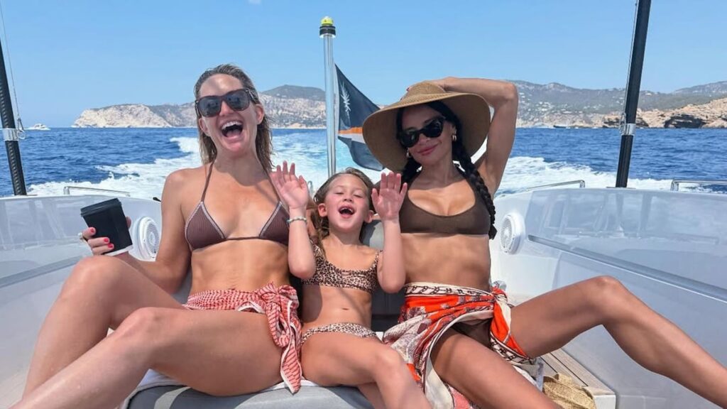 Kate Hudson y su hija, Rani, posaron en bikinis emparejados mientras estaba de vacaciones en España