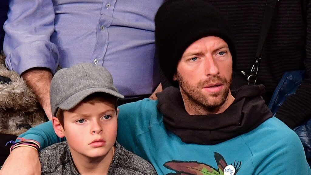 El hijo de Chris Martin, Moses, sigue sus pasos, menos los asuntos de exposición