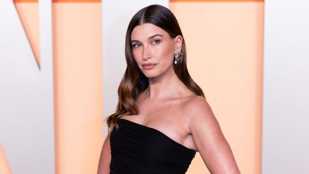 Hailey Bieber está haciendo cadenas de vientre de bikini la tendencia más popular de este verano: ver fotos