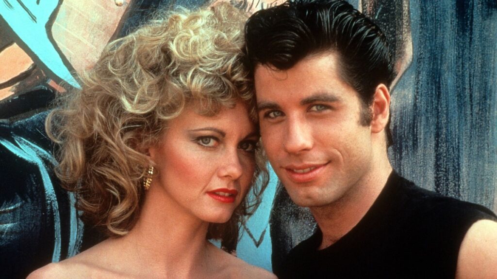 John Travolta Shocks ‘Grease’ Fans con apariencia sorpresa de Danny Zuko