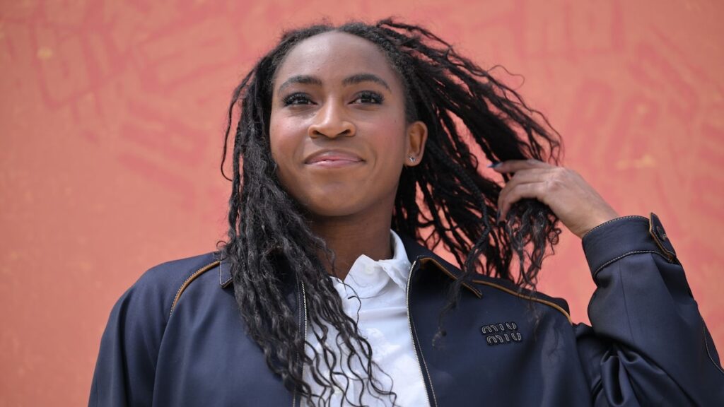 Coco Gounds gira las cabezas al lado de Tina Knowles en un vaquero asombroso en el concierto de Beyoncé Atlanta