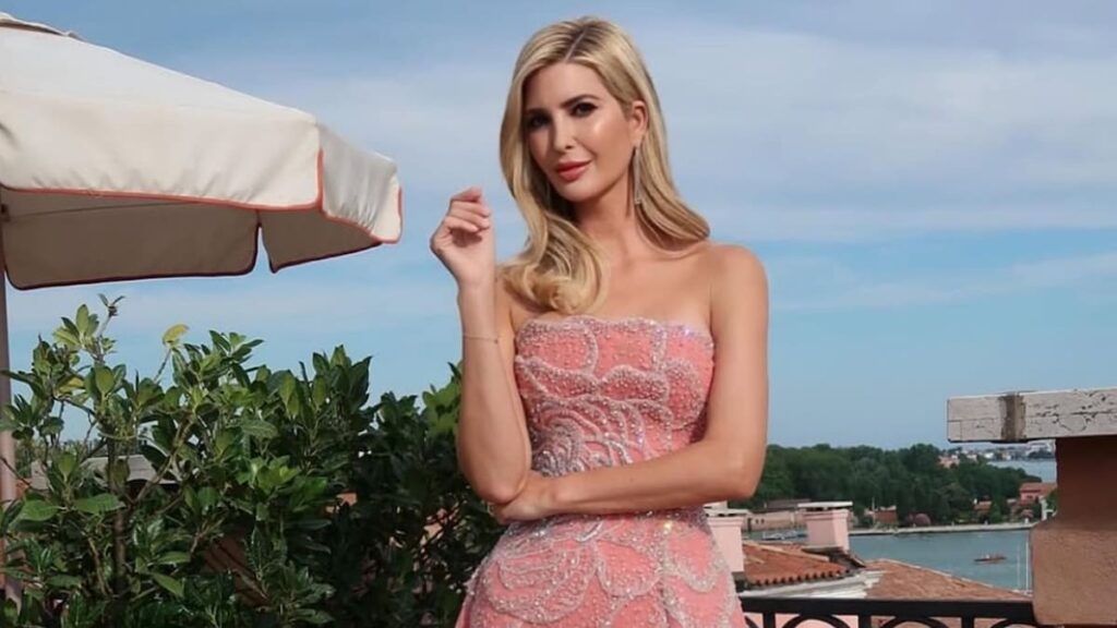 Desde el minoral floral hasta el aspecto del corsé sin tirantes