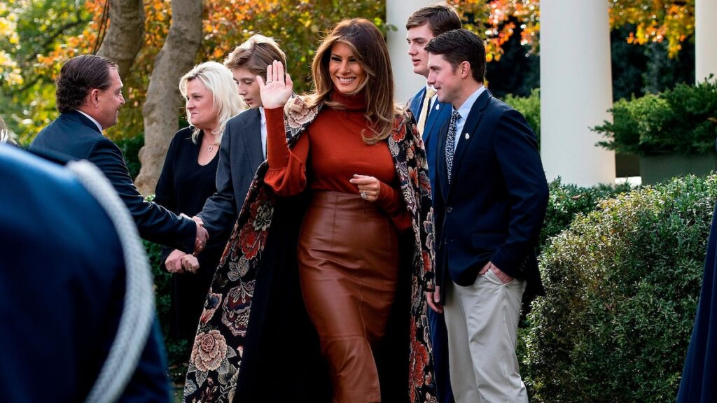 El cambio de imagen del jardín de rosas de Melania y Donald Trump está casi completo, y el césped ha desaparecido: ver fotos