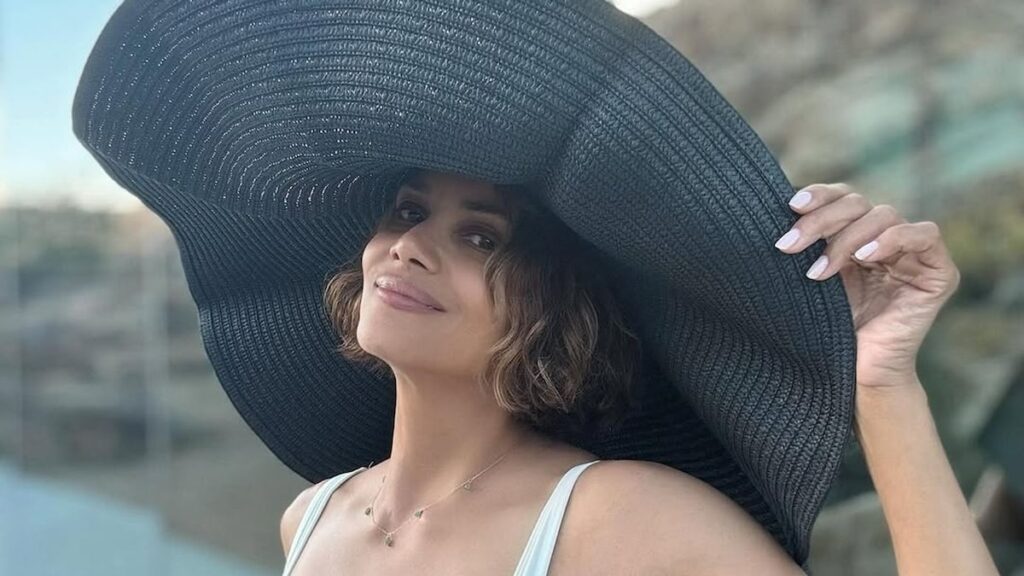 Halle Berry aturde en un bikini de una pieza que se hundía con un sombrero de sol gigante durante una escapada al desierto