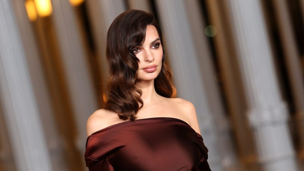 Emily Ratajkowski debuta una drástica transformación de cabello corto para el verano