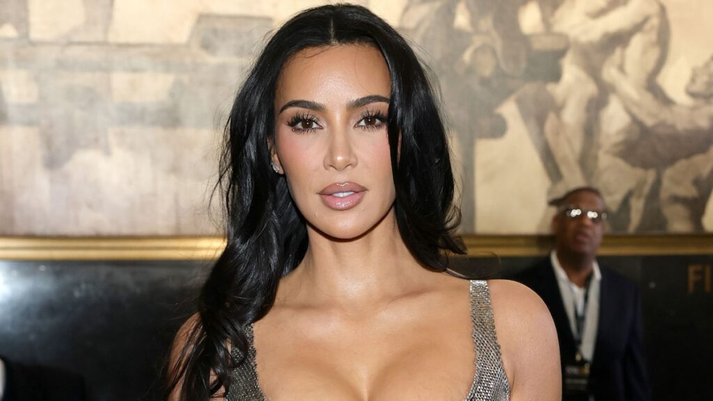 La cintura de Kim Kardashian desaparece en el corsé puro con recorte revelador: “¿Puedes respirar?”