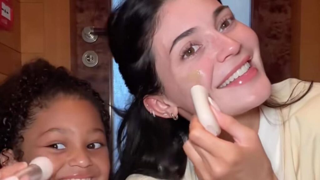 Kylie Jenner revela un dulce consejo de belleza que le dio a su hija Stormi mientras estaba en Grecia