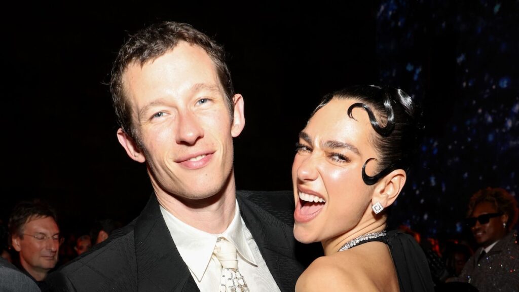 Dua Lipa aparece el calor en un bikini con Callum Turner en Amalfi