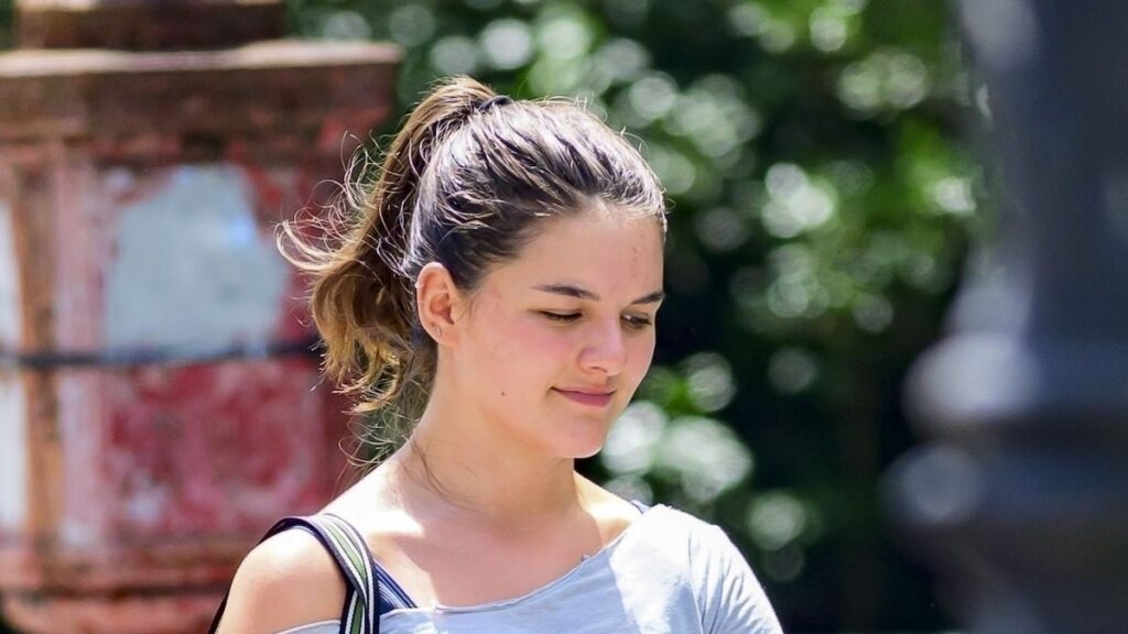 Suri Cruise parpadea el ombligo perforando en la salida casual de Nueva York