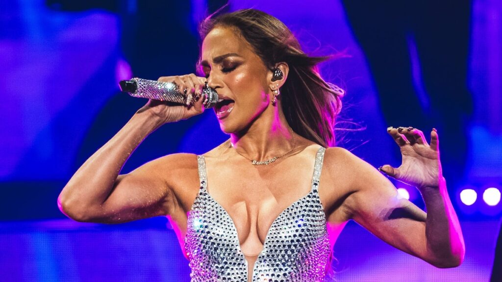 Jennifer López recibe un retrato pintado de un ventilador talentoso en España