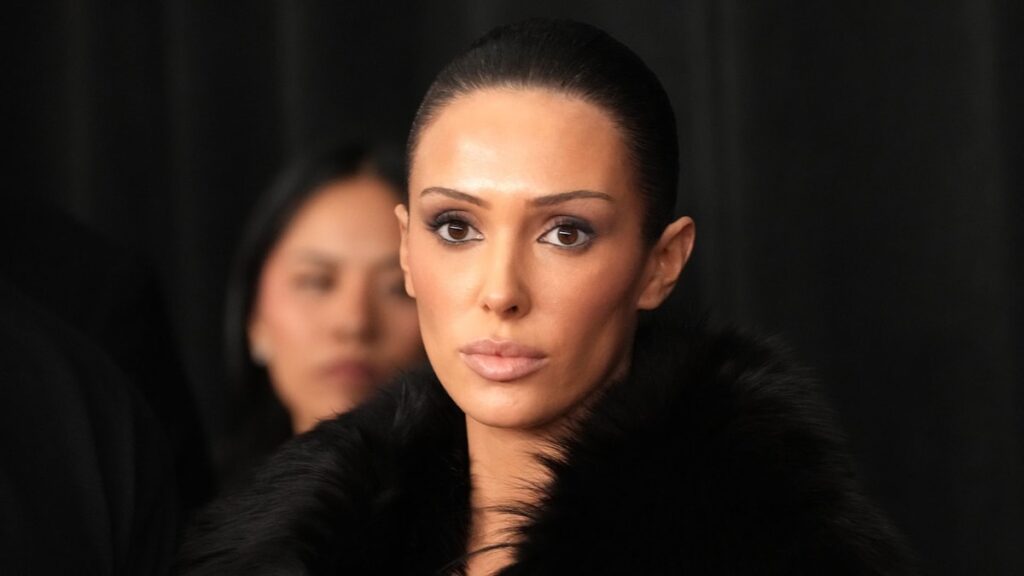 Bianca Censori usa un traje plateado para una sesión de fotos de burbujas única