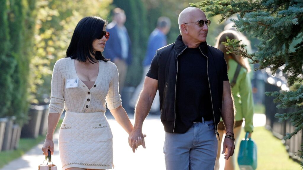 Jeff Bezos abandona su aspecto calvo de calvo después de Lauren Sánchez Boda