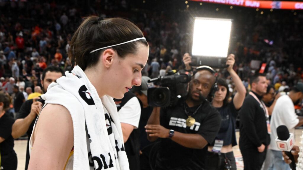 Caitlin Clark Sale de la Duela Llorando Tras Juego Ante Sun