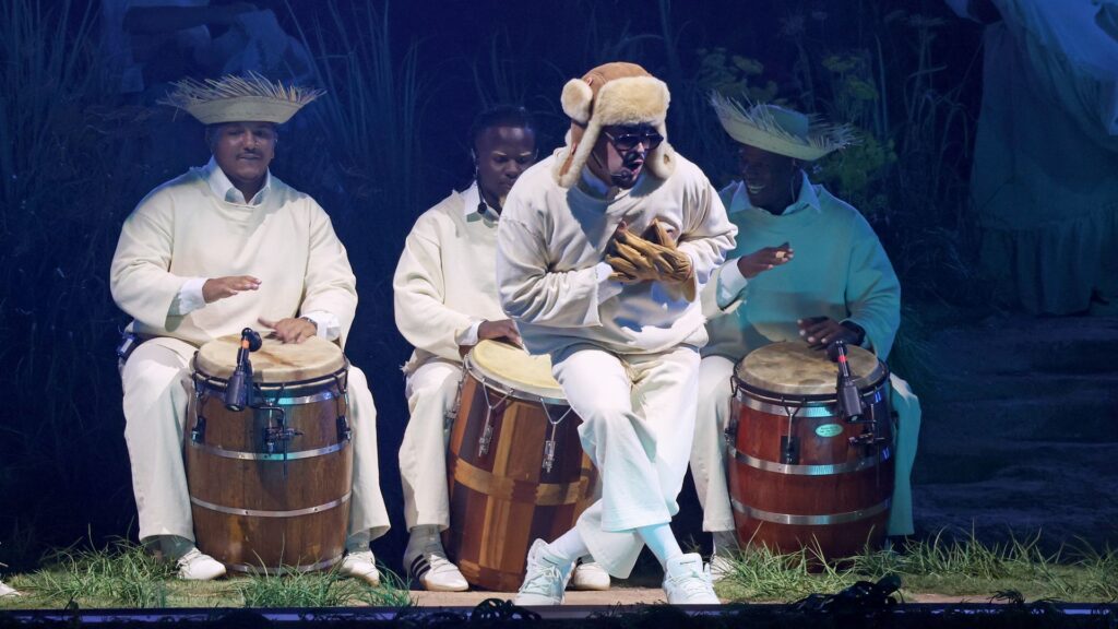 Comienza la residencia de Bad Bunny en Puerto Rico, exhibiendo folklore, orgullo e invitados de celebridades, incluido su ex