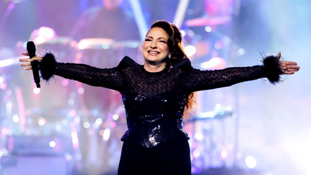 Gloria Estefan para encabezar el Histórico Concierto del Día Hispano de 2025 en la Plaza de Colón de Madrid