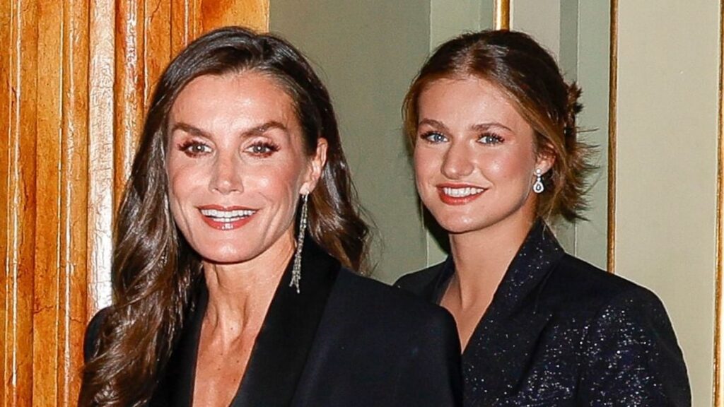 Queen Letizia y Princess Leonor Twinning en Barcelona con estilo casi idéntico