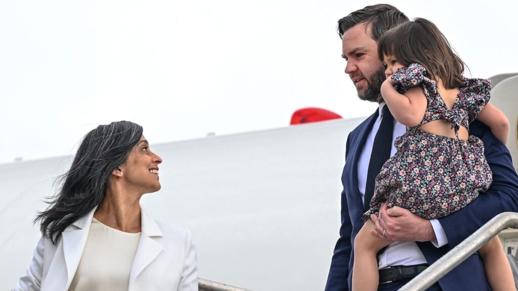 Segunda dama Usha Vance y el vicepresidente JD Vance tienen un día de familia en California con sus hijos