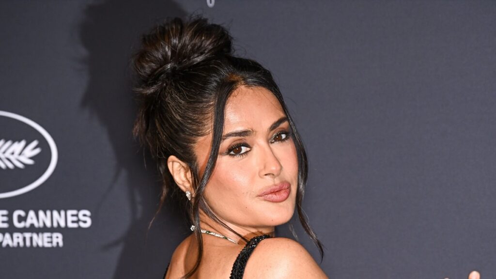 Salma Hayek baila en un bikini a Bad Bunny en lo que podría ser el video más popular de este verano