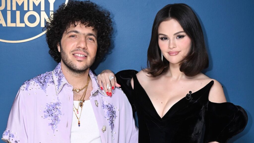 Selena Gomez y Benny Blanco se ven elegantes en una salida rara en Los Ángeles a medida que continúan los planes de boda