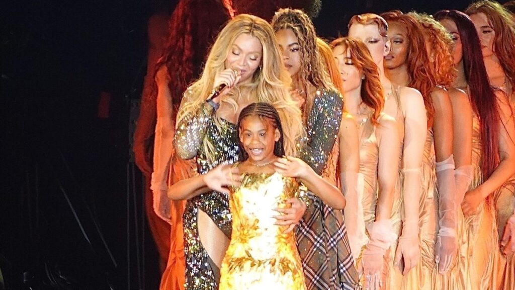 Mira la hija de Beyoncé, Rumi Carter, brilla en el escenario, y roba totalmente el espectáculo