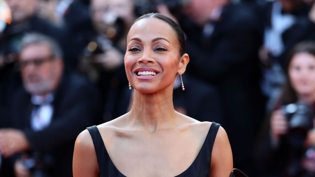 Zoe Saldaña tiene un lujo tranquilo mientras bebe uno de los batidos más caros