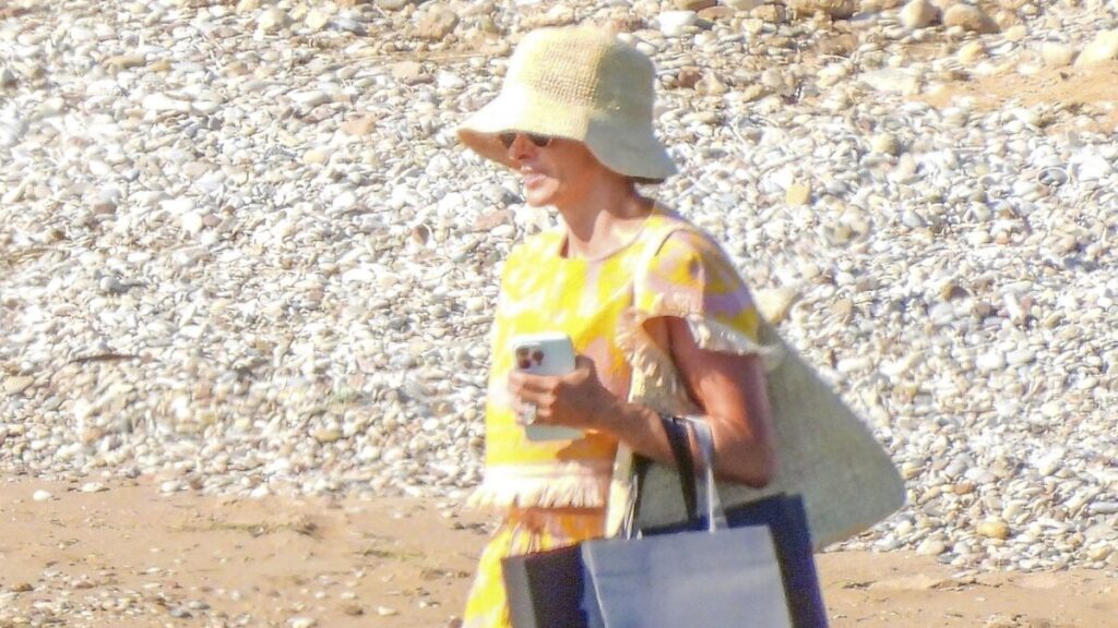 La esposa de Michael Jordan, Yvette Prieto, canales de pescador-chic y estética fría costera en Grecia