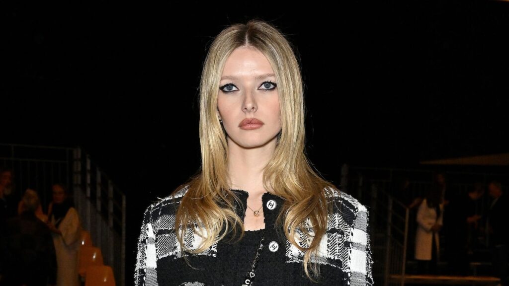 Apple Martin Channels Mom Gwyneth Paltrow en un bikini de rayas de dulces