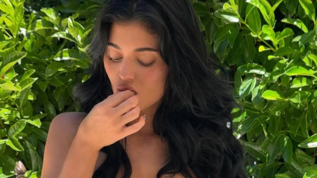 Kylie Jenner come seductoramente cerezas en el pequeño bikini de leopardo durante la escapada italiana