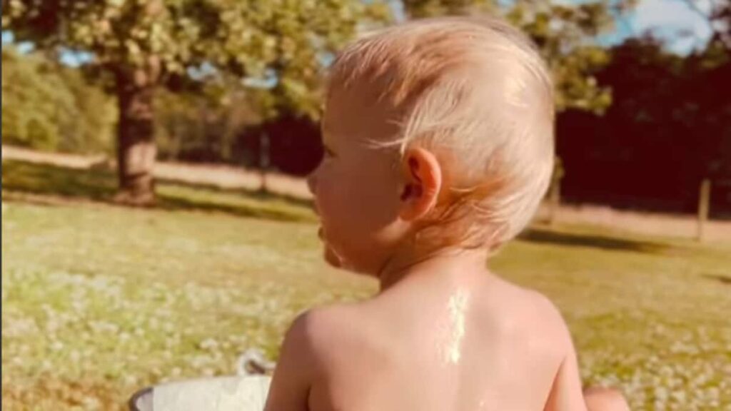 El sobrino de la princesa de Gales se baña adorablemente en un balde al aire libre