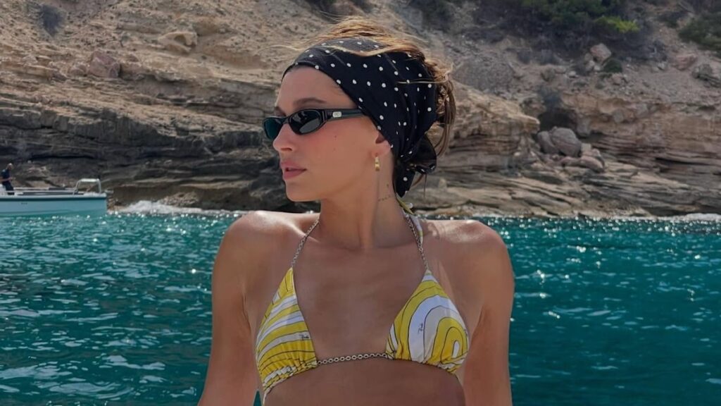 Hailey Bieber chisporrotea a sol español en su bikini ‘Lemontini’