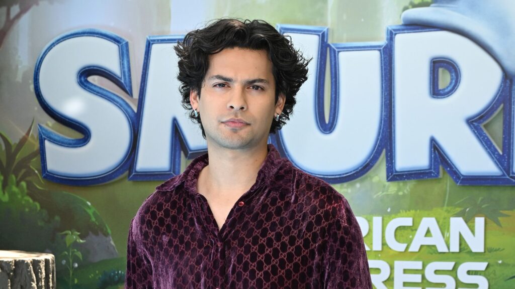 Xolo Maridueña habla de Rihanna, banderas amarillas y el misterio bajo el sombrero de un pitufo