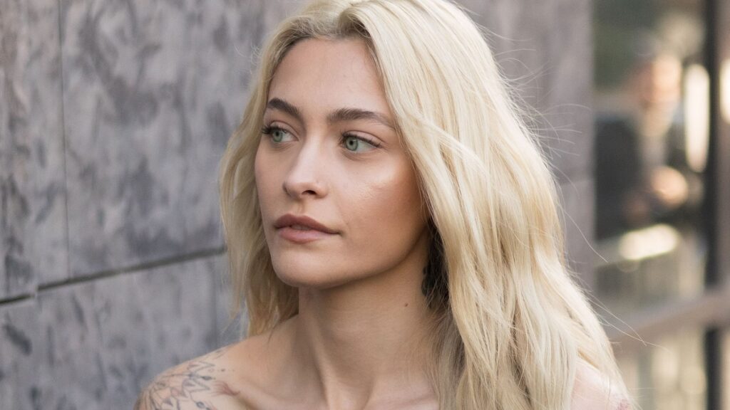 Paris Jackson sale en Boho-Chic Micro Shorts en Malibú antes de la boda con Justin Long