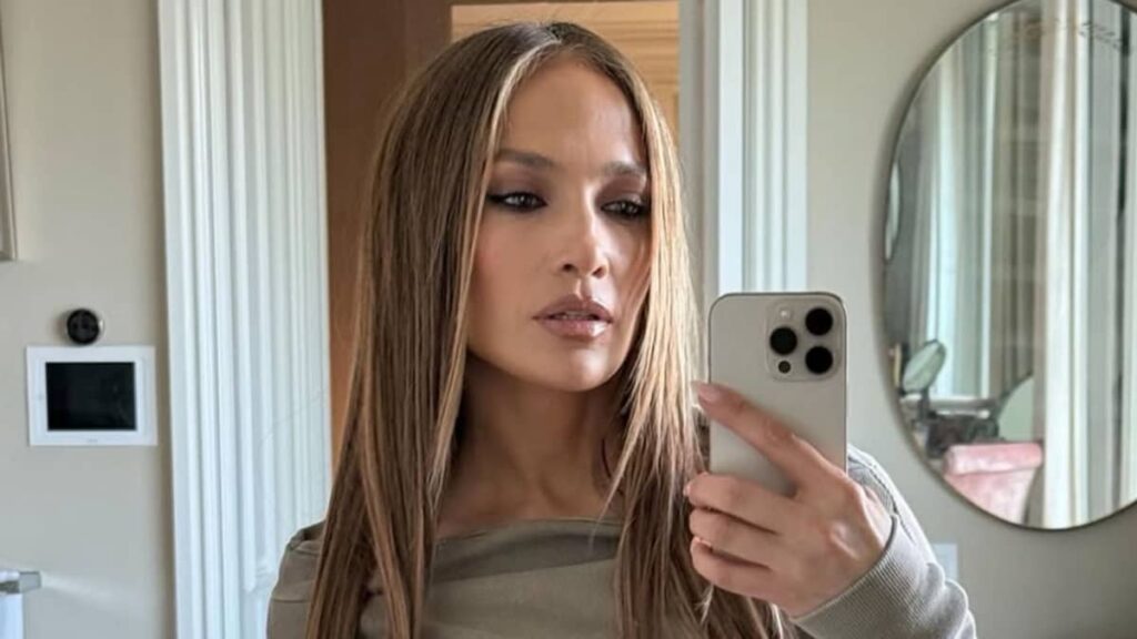 Jennifer López se ve perfecta con el cabello liso: así es como lograr su aspecto sin dañar tus hilos