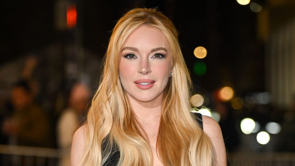 Lindsay Lohan se queda sin maquillaje en las vacaciones italianas de su familia, compartiendo nuevas fotos de Baby Luai