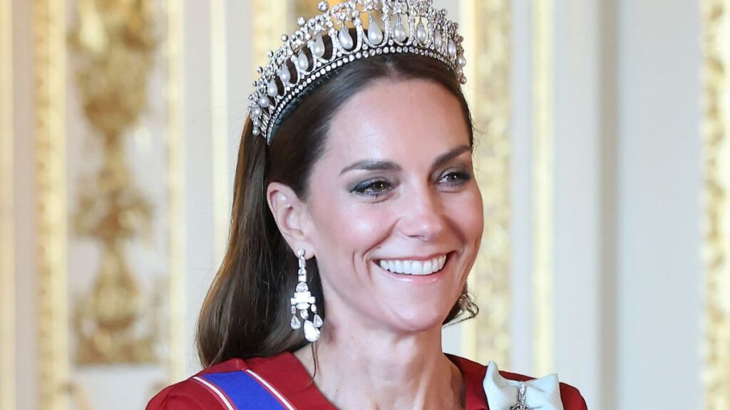 La princesa de Gales aturde por su primera aparición en tiara desde 2023 vistiendo vestido de su diseñador de vestidos de novia